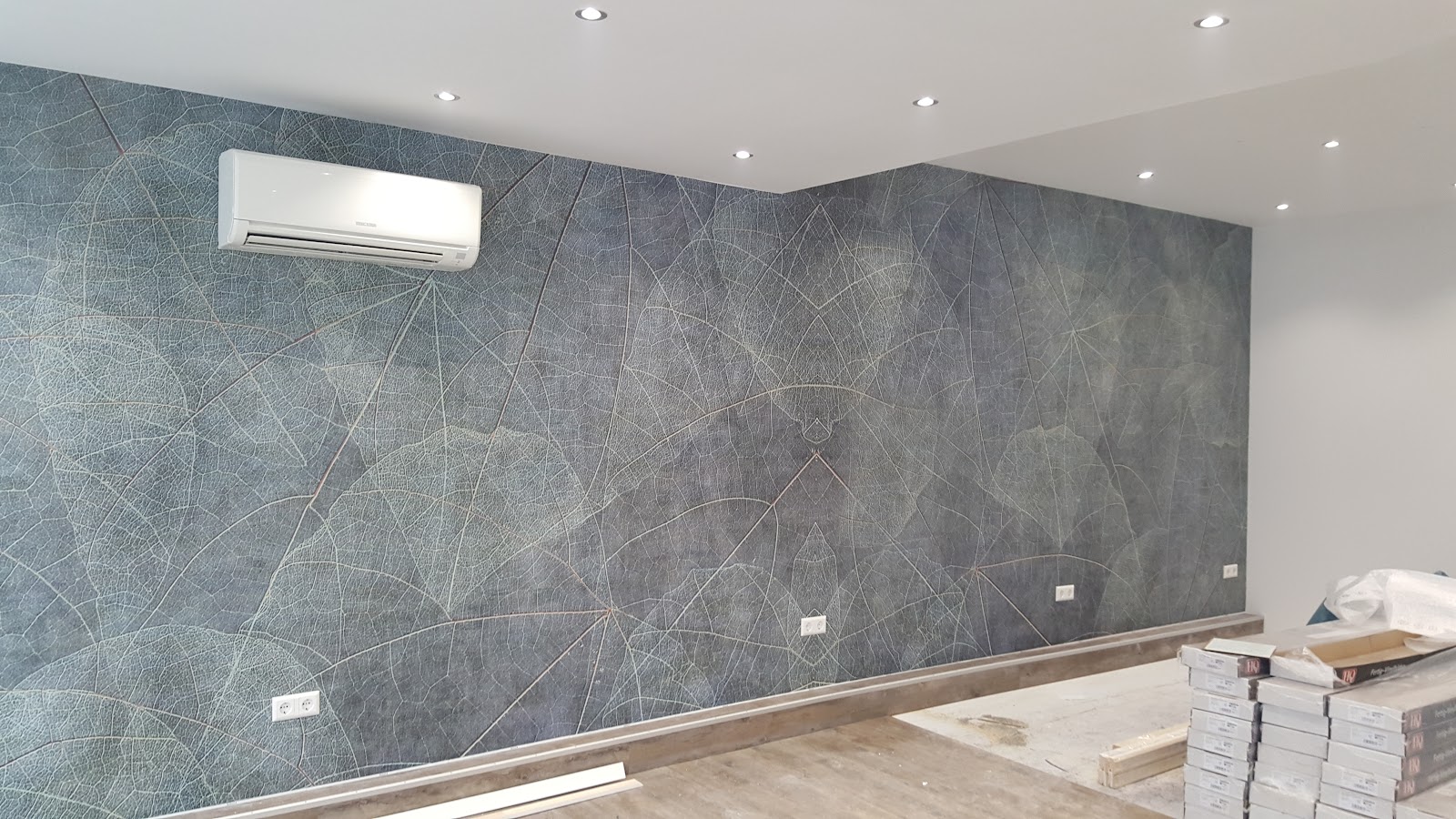 Dekorative Strukturwand im Wohnzimmer, Blattader-Muster
