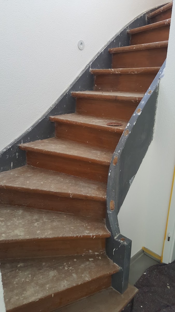 Treppenhaus vor der Renovierung, rohe Holzstufen