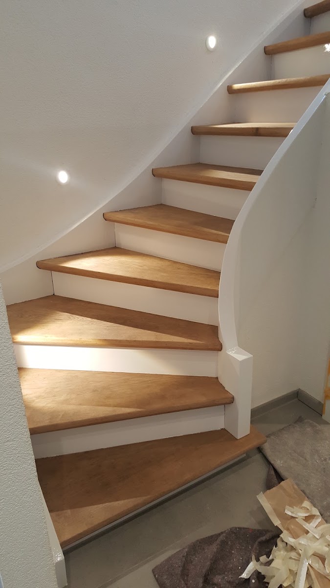 Frisch renoviertes Treppenhaus von Duman Malerbetrieb