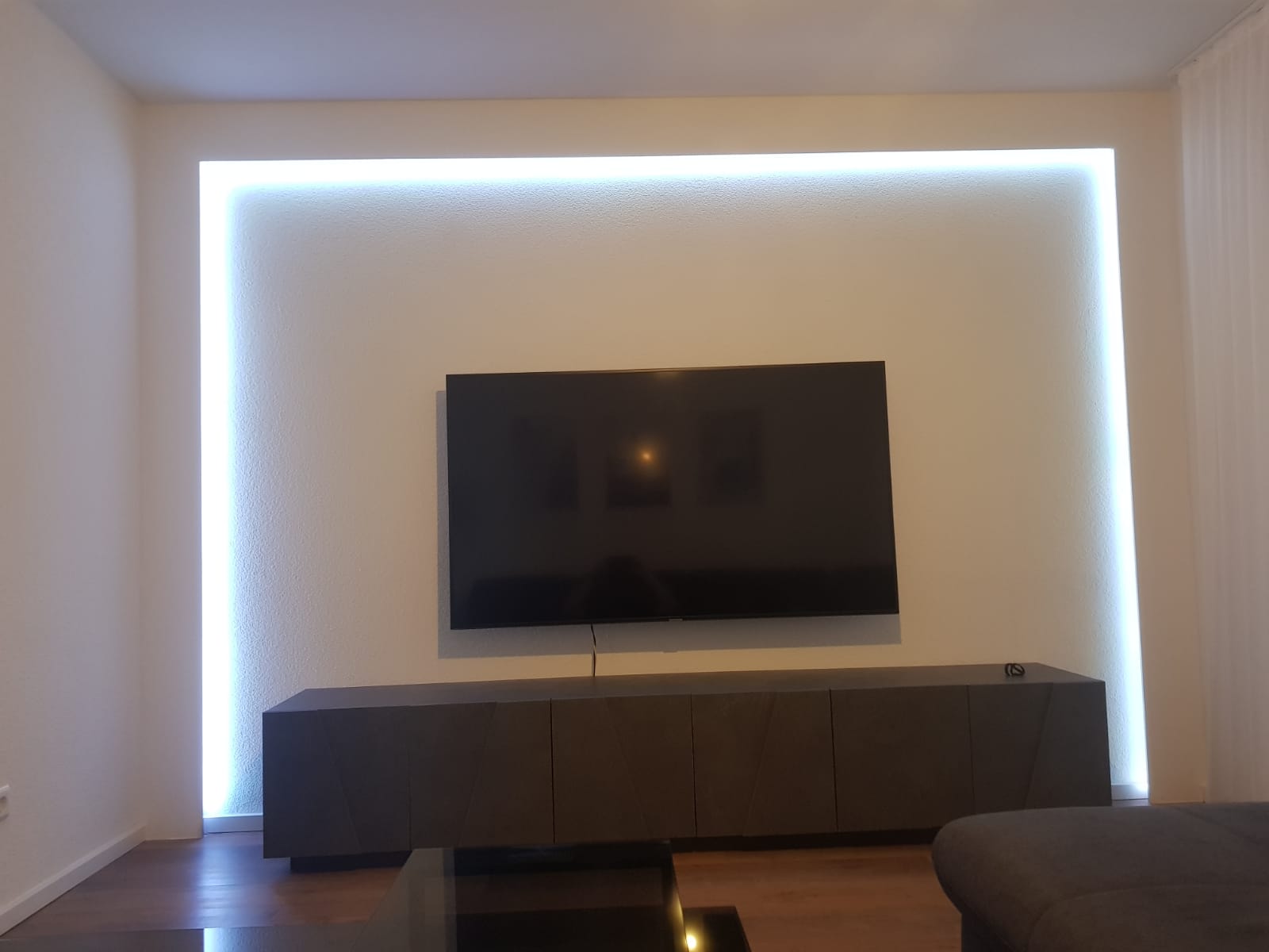 Fertig gestaltete Akzentwand mit indirekter Beleuchtung von Duman Malerbetrieb